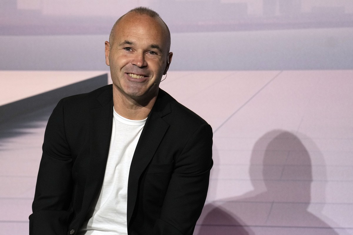 epa11648827 Spanish soccer player Andres Iniesta announces his retirement from professional soccer during a press conference held in Barcelona, Catalonia, Spain, 08 October 2024. EPA/Alejandro Garcia