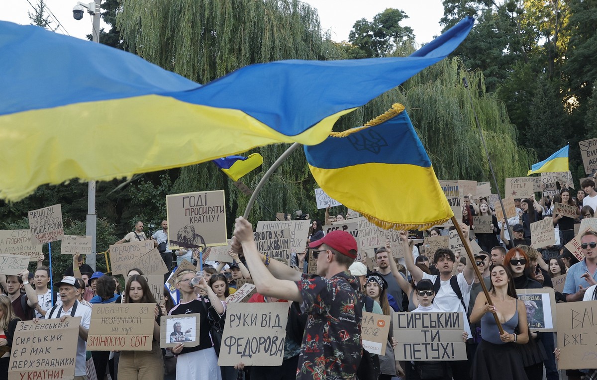 epa13119550 Demonstrators hold placards reading Fedorov is the defence minister, Dont mess with what works, Hands off Fedorov and Bring Fedorov back during a protest in central Kyiv, Ukraine, ...