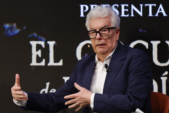 epa12441114 British author Ken Follett addresses a press conference during the presentation of his novel 'Circle of Days' in Madrid, Spain, 09 October 2025. Follett also launched an immersiv ...