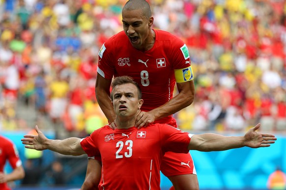 «Titanic» auf Nati-Art: Gökhan Inler beglückwünscht Xherdan Shaqiri.