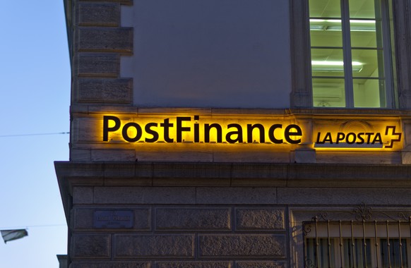 ARCHIV --- ZUR EINREIHUNG DER POSTFINANCE IN KATEGORIE 2 IM US-PROGRAMM STELLEN WIR IHNEN FOLGENDES BILD ZUR VERFUEGUNG --- Das Logo der Postfinance an einem Gebaeude in Bellinzona, aufgenommen am 6.  ...