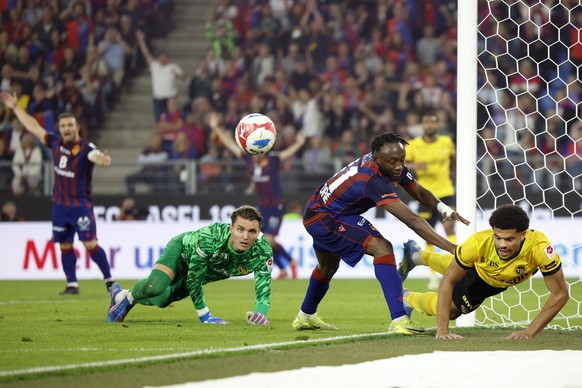 Torhueter Marvin Keller (YB), Benie Traore (FCB) und Zachary Athekame (YB), von links, in Aktion im Super League Spiel zwischen dem FC Basel und dem BSC Young Boys, am Mittwoch, 6. August 2025 im Stad ...