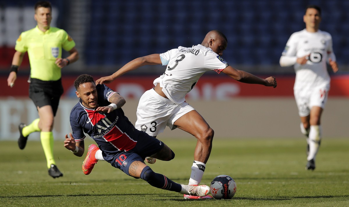 PSG's Neymar, left, fights for the ball with Lille's Tiago Djalo during the French League One soccer match between Paris Saint Germain and Lille, at the Parc des Princes stadium, in Paris, F ...