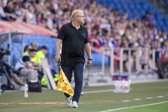 Heiko Vogel springt als Lienienrichter ein, nachdem die Lienienrichterin ausgefallen ist, anlaesslich des Abschiedsspiel vom Valentin Stocker zwischen zweier Auswahlen des FC Basel Weiss und dem FC Ba ...