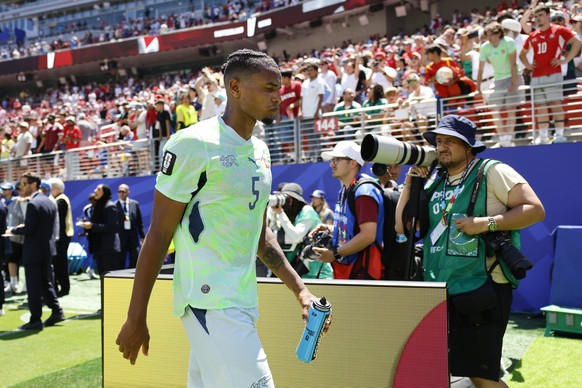 epa13035400 Switzerland's Manuel Akanji leaves the pitch after the FIFA World Cup 2026 group stage match Qatar against Switzerland, in San Francisco, USA, 13 June 2026. EPA/PETER KLAUNZER