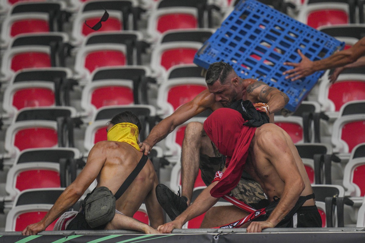 FC Koln supporters beat a Nice supporter, not seen, prior the start of the Europa Conference League Group D match between Nice and FC Koln at the Allianz Riviera stadium in Nice, France, Thursday, Sep ...