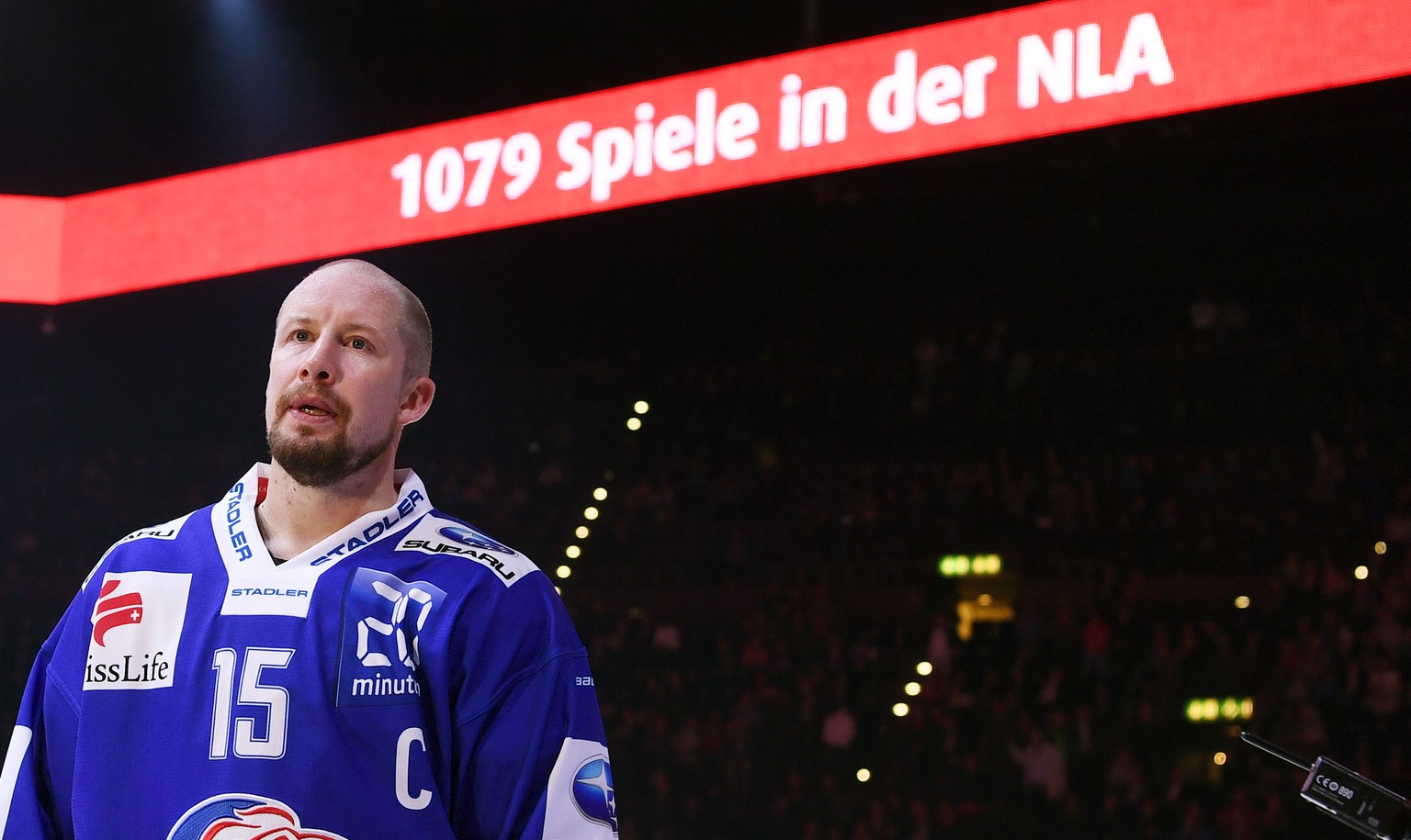 CAPTION CORRECTION: ERGAENZT DATUM --- Der Zuercher Mathias Seger bei seiner Ehrung fuer 1079 Spiele in der NLA vor dem Eishockeyspiel der National League A ZSC Lions gegen den HC Ambri-Piotta im Hall ...