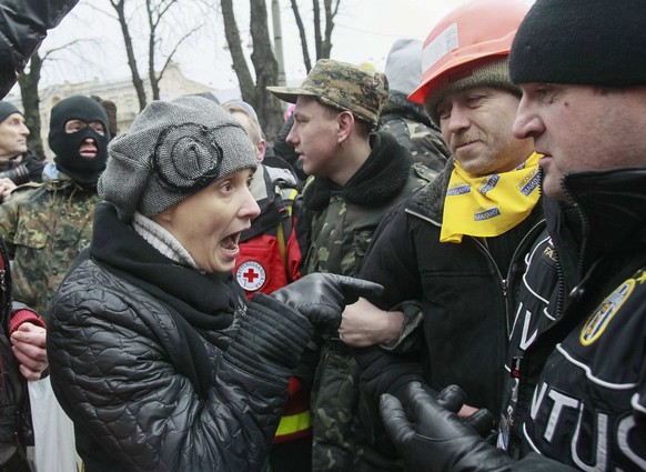 Wenige Dutzend regierungstreue Demonstranten verlangten von den Protestierenden, dass sie ihre Demonstrationen stoppen und die Barrikaden abbauen. Ohne Erfolg.&nbsp;