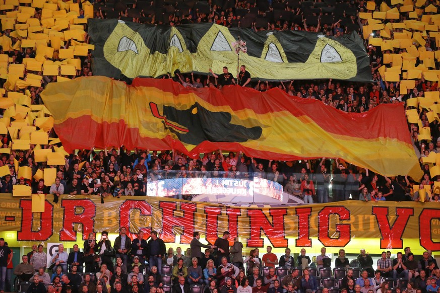 Berns Fans machen Stimmung vor dem Eishockey-Meisterschaftsspiel der National League A zwischen dem SC Bern und den SCL Tigers, am Freitag, 11. September 2015, in der PostFinance-Arena in Bern. (KEYST ...