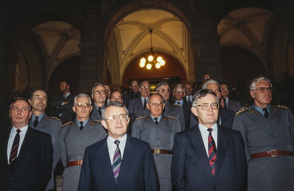 Der frisch gewaehlte Bundesrat Kaspar Villiger, rechts, uebernimmt im Januar 1989 im Beisein hoher Offiziere im Bundeshaus zu Bern das Eidgenoessische Militaerdepartement (EMD) von Arnold Koller, Mitt ...