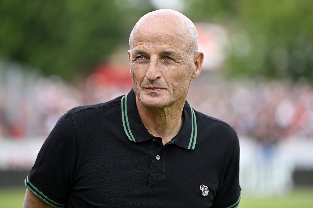 St. Gallens Trainer Peter Zeidler beim Fussballspiel der Super League FC Winterthur gegen den FC St.Gallen im Stadion Schuetzenwiese in Winterthur am Montag, 20. Mai 2024. (KEYSTONE/Walter Bieri )