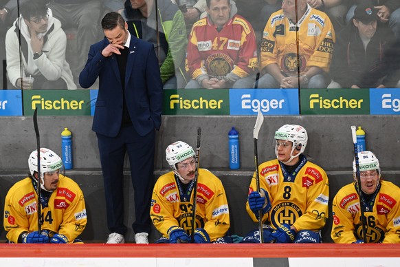 Davos Head Coach, Josh Holden, beim Eishockey-Qualifikationsspiel der National League zwischen den SCL Tigers und dem HC Davos, am Dienstag, 24. September 2024, in der Emmental Versicherung Arena in L ...