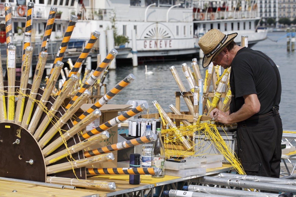 A pyrotechnist prepares fireworks on the bank of Geneva lake fourth day before the show in the rade of Geneva, in Geneva, Switzerland, Wednesday, August 8, 2018. (KEYSTONE/Salvatore Di Nolfi)