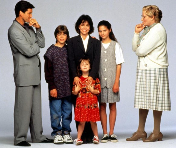 Mrs. Doubtfire: Das stachelige Kindermädchen (1993)

Pierce Brosnan, Robin Williams, Sally Field, Lisa Jakub, Matthew Lawrence, and Mara Wilson in Mrs. Doubtfire: Das stachelige Kindermädchen (1993)