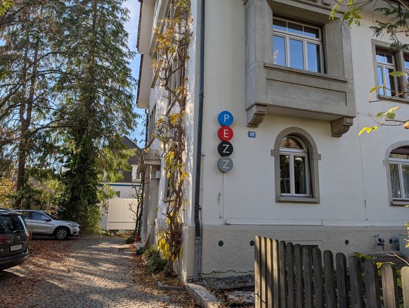 Am Pädiatrisch-Endokrinologischen Zentrum in Zürich wird Ardita mit der Abnehmspritze behandelt.