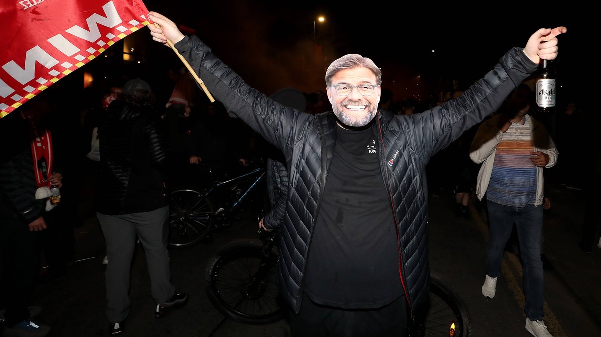 Liverpool v Chelsea - Premier League - Anfield A Liverpool fan wearing a face mask of manager Jurgen Klopp celebrates outside Anfield. PUBLICATIONxINxGERxSUIxAUTxONLY Copyright: xMartinxRickettx 54696 ...
