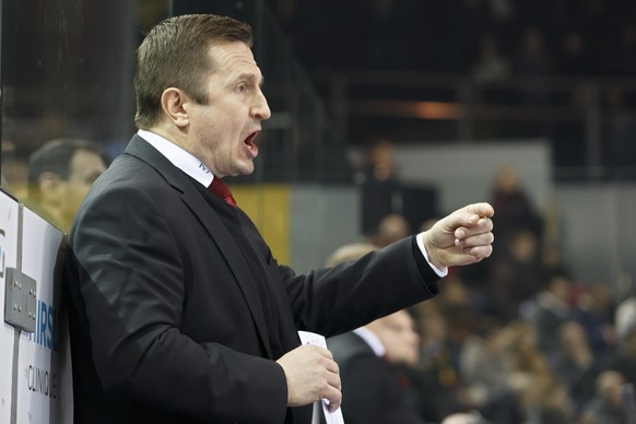 Lausanne&#039;s Head coach Ville Peltonen talks to his players, during a National League regular season game of the Swiss Championship between Geneve-Servette HC and Lausanne HC, at the ice stadium Le ...