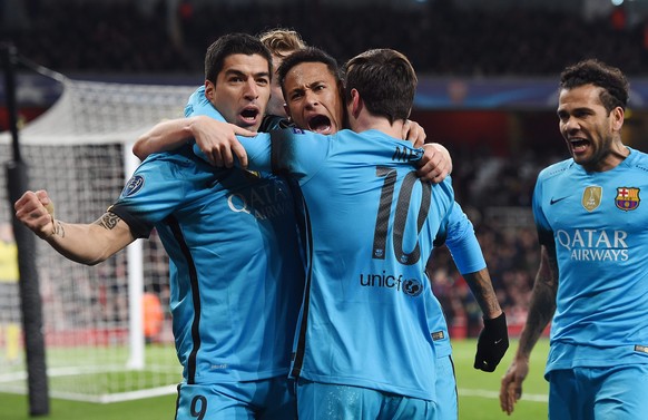 epa05177475 Barcelona&#039;s players celebrate the 0-2 goal during the UEFA Champions League Round of 16 first leg soccer match between Arsenal and Barcelona at the Emirates Stadium in London, Britain ...