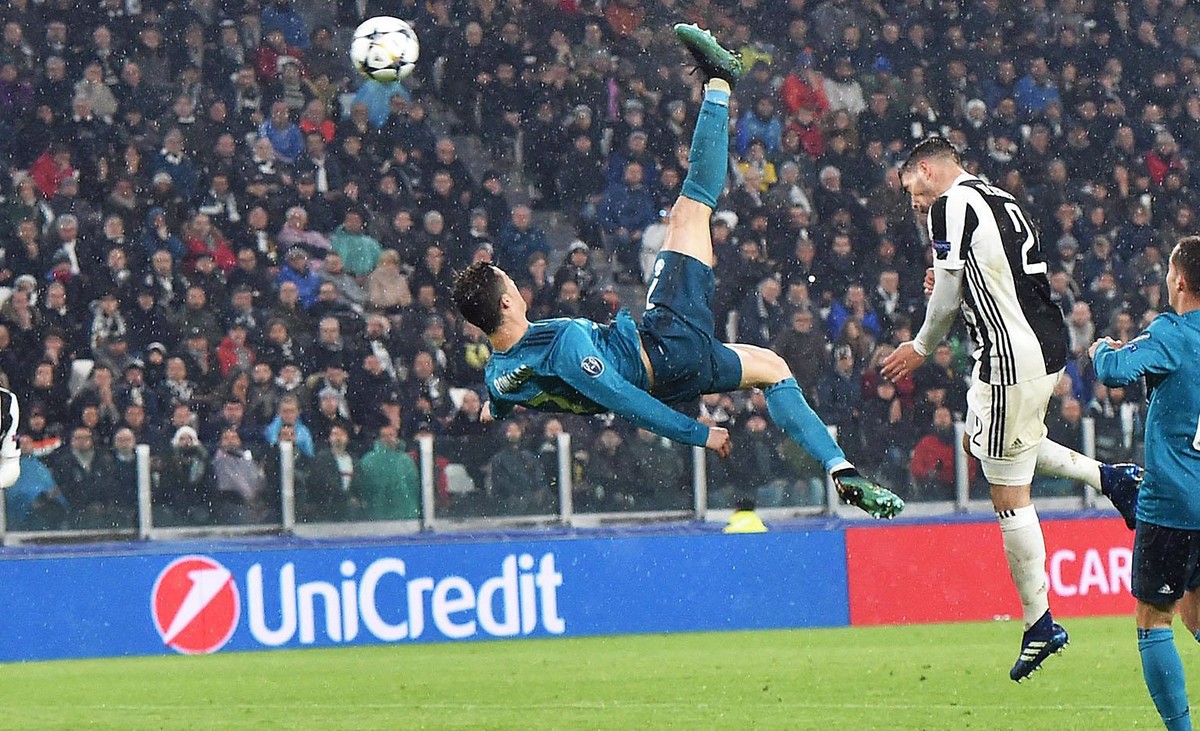 epa06644064 Real Madrid's Cristiano Ronaldo (C) scores the 2-0 goal during the UEFA Champions League quarter final first leg soccer match between Juventus FC vs Real Madrid CF at Allianz stadium  ...