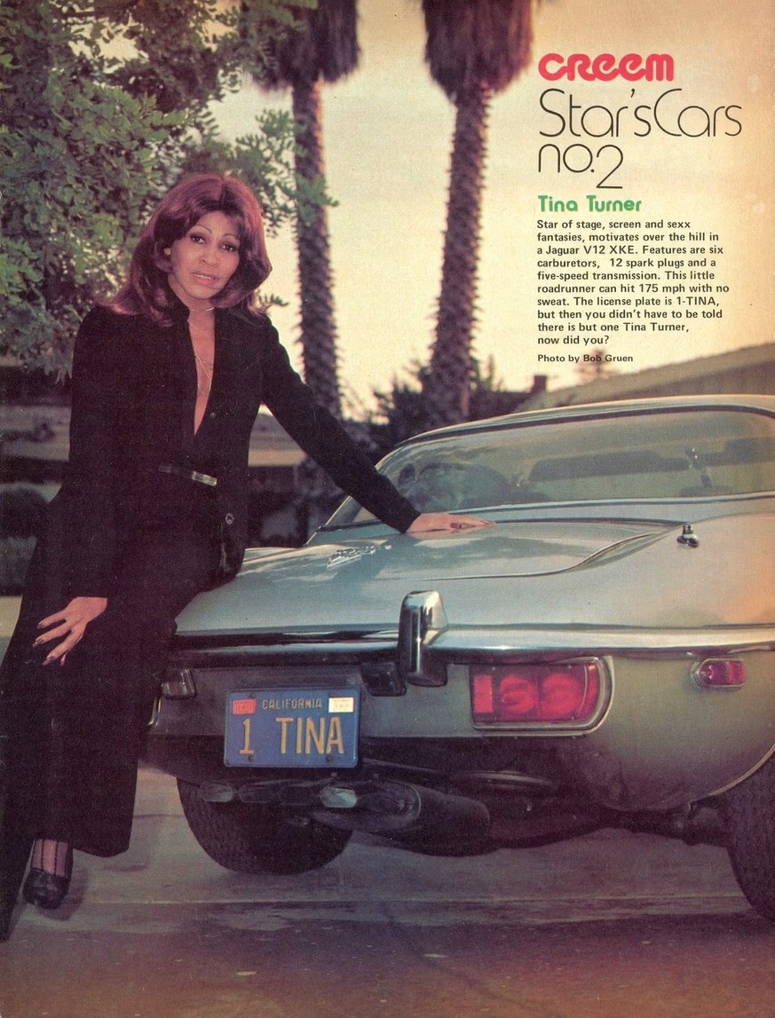 "Stars Cars" von CREEM Magazine – Musikstars der 80er mit ihren Autos. 

https://www.creem.com/search?q=star%27s+cars