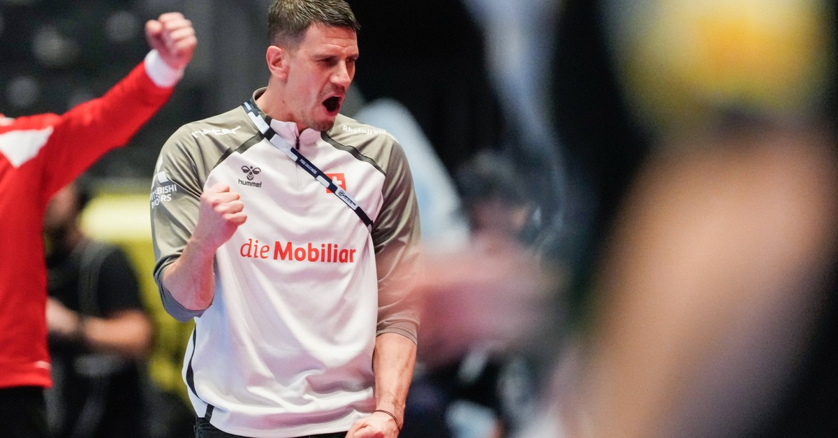 Schweizer-Handball-Nati-deklassiert-Montenegro-und-dr-ckt-jetzt-Slowenien-die-Daumen