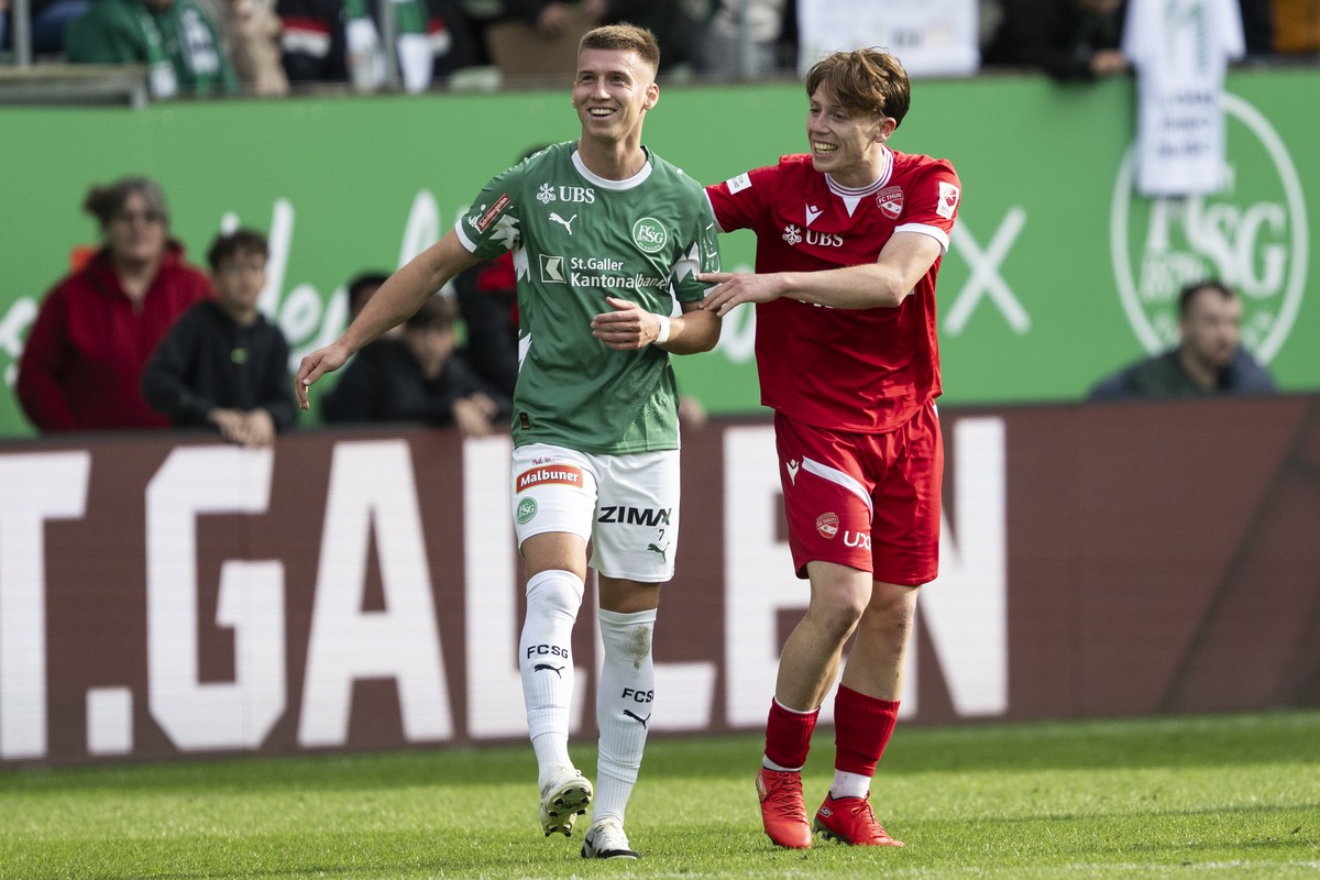Christian Witzig (SG), links, und Michael Heule (FCT) nach dem Fussball Meisterschaftsspiel der Swiss Super League zwischen dem FC St. Gallen (SG) und dem FC Thun (FCT), am Sonntag, 17. Mai 2026, im k ...