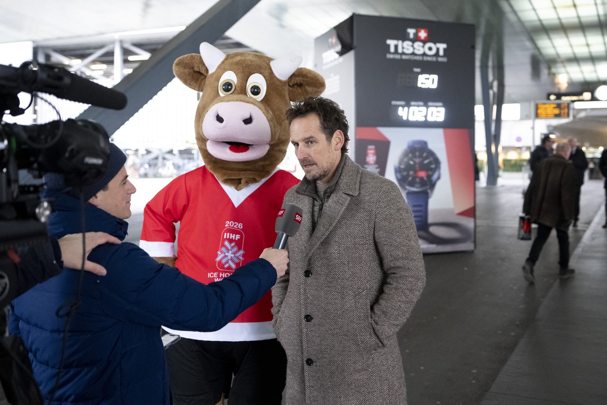 Patrick Fischer, Headcoach SIHF, rechts, spricht mit Maskottchen Cooly, links, bei einem Interview mit der SRG bei der Enthuellung der Tissot Countdown Uhr fuer die IIHF Eishockey WM 2026 in der Schwe ...