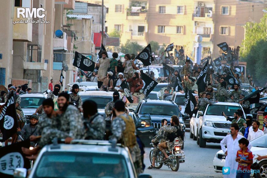 IS-Parade in Rakka: Die Stadt wird von der Terrormiliz als Hauptstadt inszeniert.