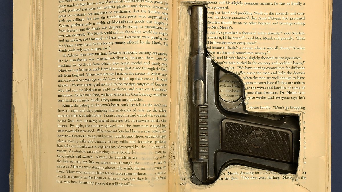 Spytools-und-Terror-Souvenirs-Unglaubliche-Artefakte-aus-dem-Archiv-des-FBI