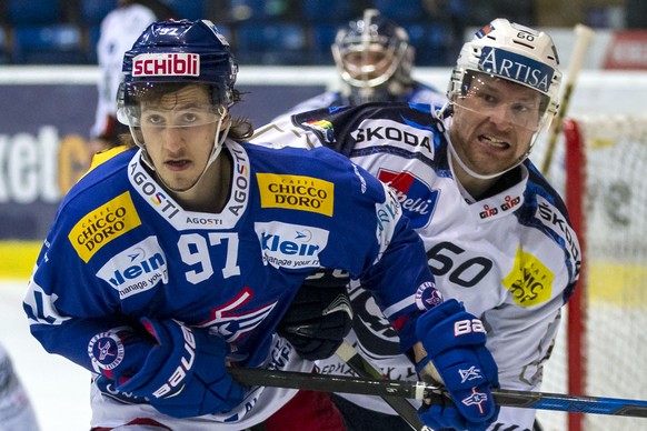 EHC Kloten Stuermer Thierry Bader, links, gegen HC Ambri-Piotta Verteidiger Franco Collenberg im vierten Eishockey Spiel des Playout-Final der National League zwischen dem EHC Kloten und dem HC Ambri- ...