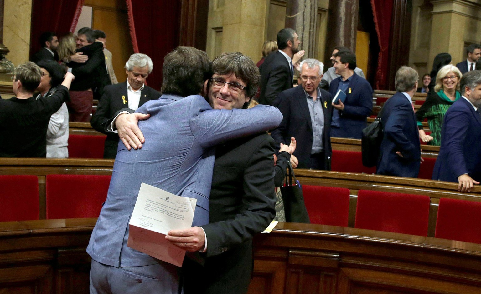 epa06292861 Catalan regional government President, Carles Puigdemont (R), after Catalan Assembly approved the declaration of a uniteral independence, during the plenary session at the Parlament in Bar ...