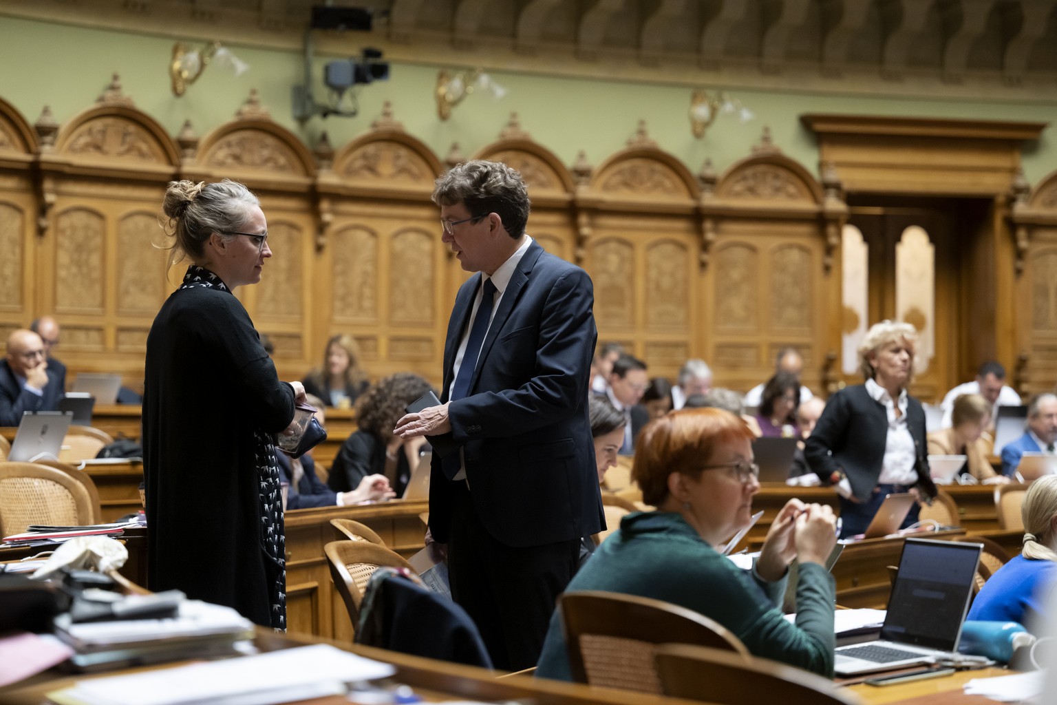 Aline Trede, GP-BE, links, und Albert Roesti, SVP-BE, rechts, sprechen waehrend der Herbstsession der Eidgenoessischen Raete, am Donnerstag, 29. September 2022 im Nationalrat in Bern. (KEYSTONE/Anthon ...