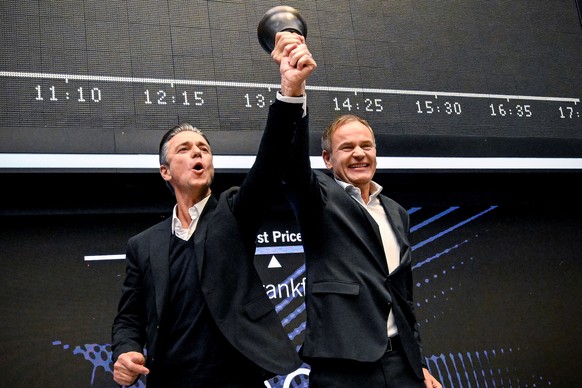 epa10213061 Porsche CEO Oliver Blume (R) and Porsche CFO Lutz Menschke (L) ring the opening bell during the initial public offering (IPO) of German car manufacturer Porsche at the Frankfurt Stock Exch ...