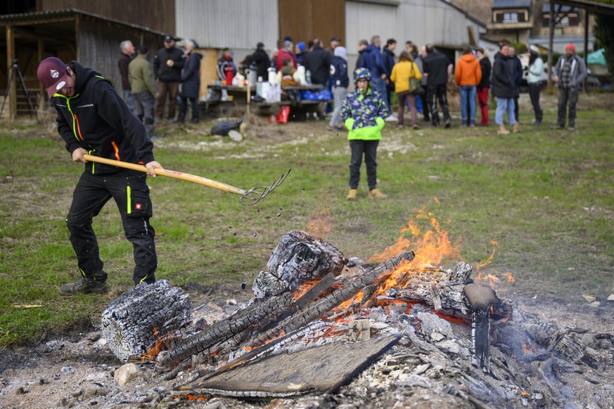 Des agriculteurs discutent proche d&#039;un feu pendant l&#039;action &quot;Feu de protestation pour l