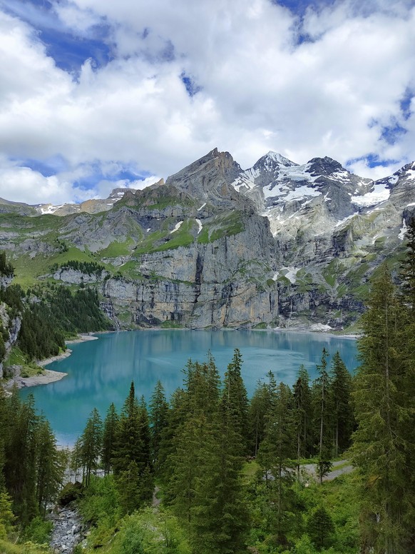 Der Oeschinensee mit dem Find X3 Neo und ...