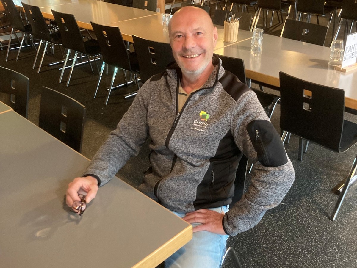 Der ehemalige Fribourg-Goalie Dino Stecher in «seinem» Stadion in Huttwil.