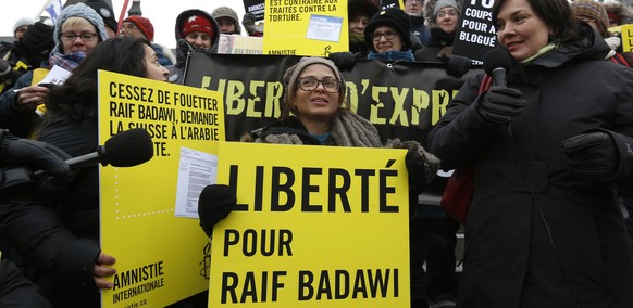 Ensaf Haidar mit Demonstranten in Ottawa.