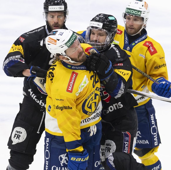 Samuel Walser (HCFG), Brendan Lemieux (HCD), Maximilian Streule (HCFG) und Simon Ryfors (HCD), von links, pruegeln sich im zweiten Eishockey Playoff Finalspiel der National League zwischen HC Fribourg ...