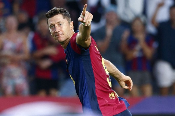 epaselect epa11563503 Barcelona&#039;s Robert Lewandowski celebrates after scoring the 2-1 goal during the Spanish LaLiga soccer match between FC Barcelona and Athletic Bilbao, in Barcelona, Spain, 24 ...