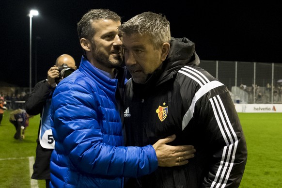 Der Tuggener Trainer Adrian Allenspach, links, begruesst den Basler Trainer Urs Fischer, beim Fussball 1/8-Final Cup Spiel zwischen dem FC Tuggen und dem FC Basel, am Mittwoch, 26. Oktober 2016, im St ...