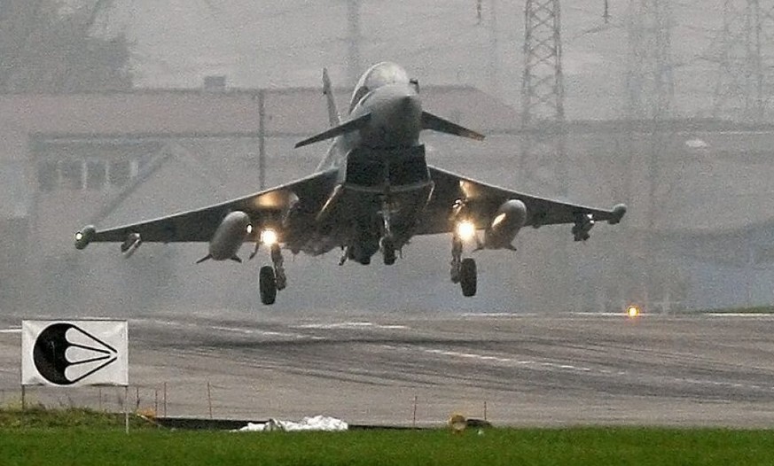 Er hebt bei den Kandidatentests in Payerne VD als erster ab: der Eurofighter Typhoon - hier ein Exemplar der deutschen Luftwaffe beim Testflug auf dem Flugplatz Emmen LU. (Archivbild)