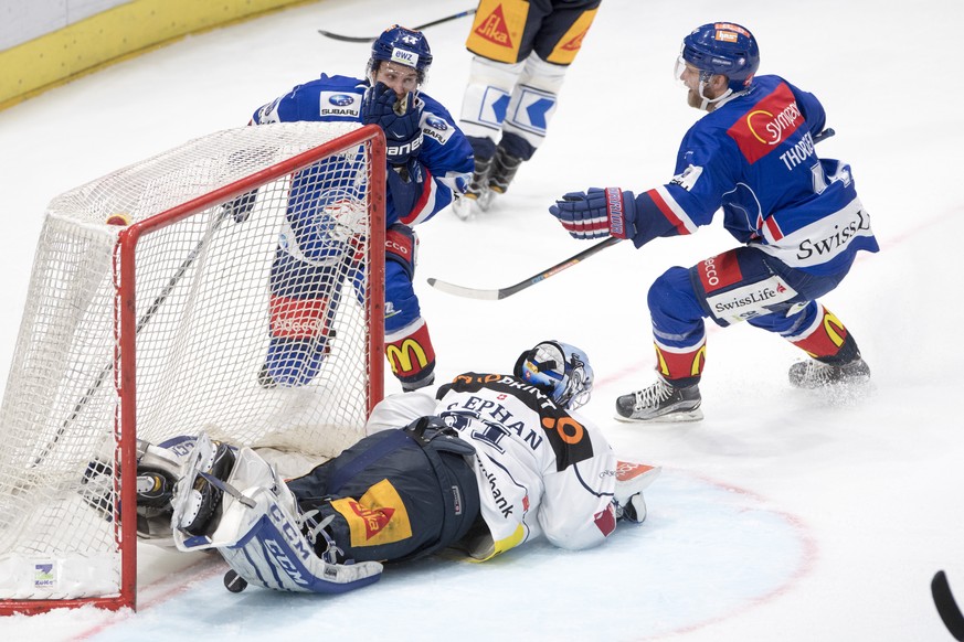 Zuerichs Pius Suter, links, und Patrick Thoresen, rechts, feiern das 1:0 vor dem Zuger Tobias Stephan, Mitte, waehrend dem Eishockey-Qualifikationsspiel der National League A zwischen den ZSC Lions un ...