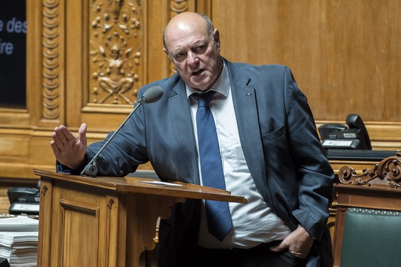 Nationalrat Ulrich Giezendanner, SVP-AG, spricht in der Debatte fuer eine faire Verkehrsfinanzierung an der Sommersession der Eidgenoessischen Raete, am Mittwoch, 3. Juni 2015, in Bern. (KEYSTONE/Pete ...