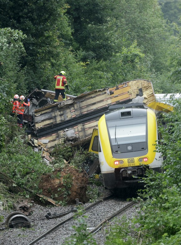 27.07.2025, Baden-Württemberg, Riedlingen: Rettungskräfte suchen in einem entgleisten Zug nach Fahrgästen. Der Personenzug ist im Kreis Biberach zwischen den Ortsteilen Zweifaltendorf und Zell entglei ...