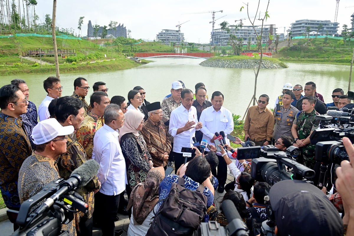 epa11546394 A handout photo made available by the Indonesian Presidential Palace shows Indonesian President Joko Widodo (C) accompanied by his Vice President Maruf Amin (C-L) and other ministers talki ...