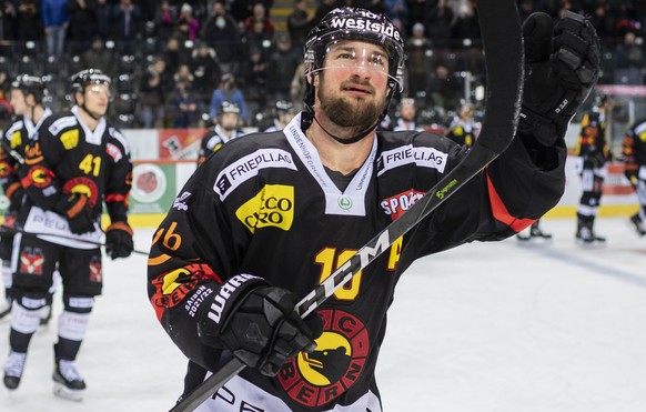 Berns Tristan Scherwey, Mitte, jubelt nach dem Eishockey Meisterschaftsspiel der National League zwischen dem SC Bern und dem HC Davos, am Samstag, 11. Dezember 2021 in der Postfinance Arena in Bern.  ...