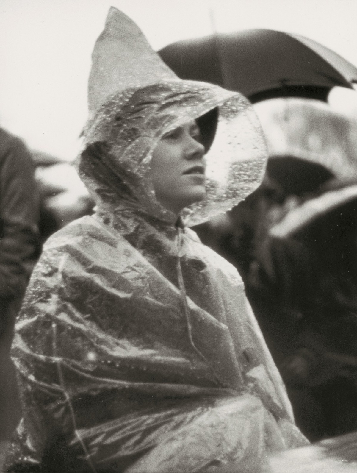 UNITED STATES - JANUARY 01: Rain: Young woman with plastic raincoat at President Roosevelt?s 2nd inauguration in Washington, 1936. Photography. (Photo by Imagno/Getty Images) [Regen: Junge Frau mit du ...