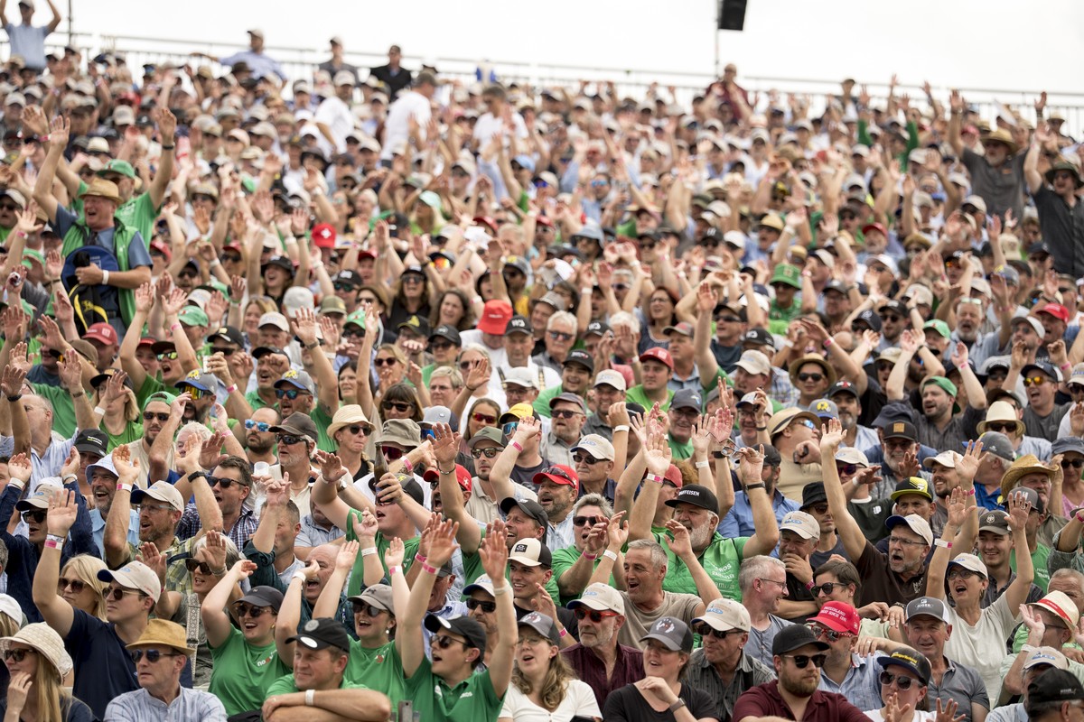 Die Fans auf den Raengen machen eine Welle beim Kilchberger Schwinget 2026 in Kilchberg, Kanton Zuerich, am Samstag, 5. September 2026. Die 60 besten Schwinger der Schweiz messen sich am Schwingfest K ...