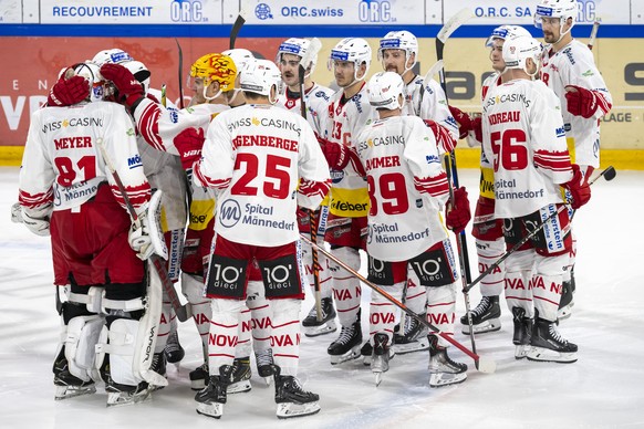 Rapperswil-Jonas Torhueter Robin Meyer, links, wird von seinen Mitspielern beglueckwuenscht nach dem Penaltyschiessen beim Eishockey-Qualifikationsspiel der National League zwischen dem HC Ajoie und d ...