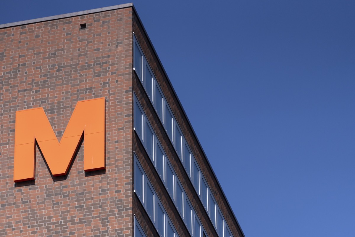Das grosse orange M der Migros am Gebaeude an der Pfingstweidstrasse in Zuerich , fotografiert am Freitag, 8. Mai 2026. (KEYSTONE/Gaetan Bally)